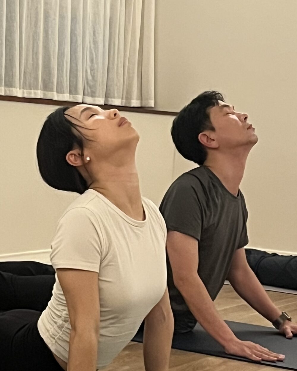아카샤요가 하계 원장님과 회원님의 요가 수업 모습